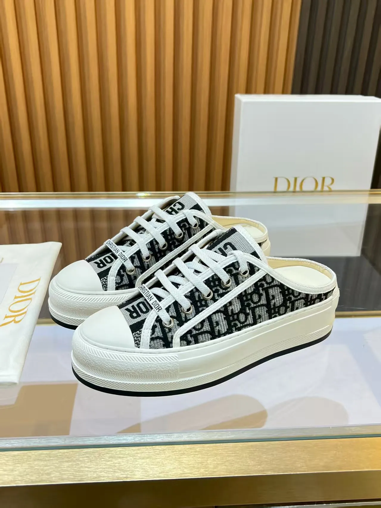 Factory direct sales p520🐘🐘Women's shoes Women's clothing 2025 Walk'n'Dior embroidered mid-top casual shoes are new. On the fashion stage, Dior embroidered shoes are the well-deserved protagonist. Delicate stitching is used on the upper, every stitch is devoted to the craftsman's efforts, and every thread is woven with artistic poetry. From complex floral patterns to smart geometric textures, embroidery is like the magic that gives shoes life, allowing them to show dynamic beauty even in static conditions.   Wearing Dior embroidered shoes feels like stepping into a dream world full of art. It is not only a pair of shoes, but also a walking piece of art that perfectly integrates fashion and culture. Whether you are strolling on the bustling city streets or attending important social occasions, Dior embroidered shoes can add unique charm to your style and become the focus of everyone's attention.   Choosing Dior embroidered shoes means choosing a persistent pursuit of quality and a unique understanding of fashion. Let it accompany you through every wonderful moment and leave your own fashion mark.  Material: Sheepskin lining, feet, silk cowhide, size 35-41, heel height 5cm